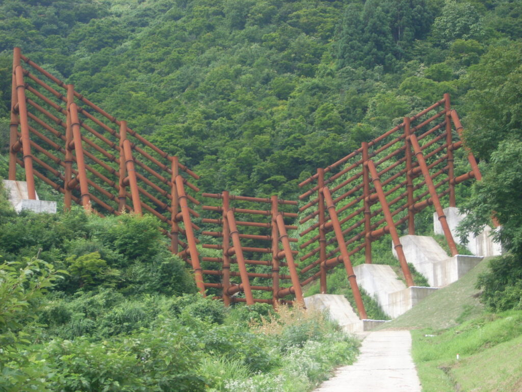 上堰雪崩減勢工